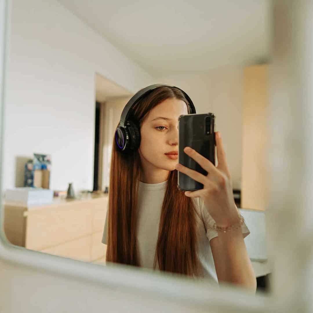 Tiener maakt selfie in de spiegel: 28 weetjes en tips voor ouders van tieners