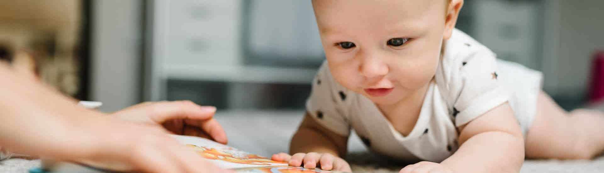 Baby leest eerste boekje