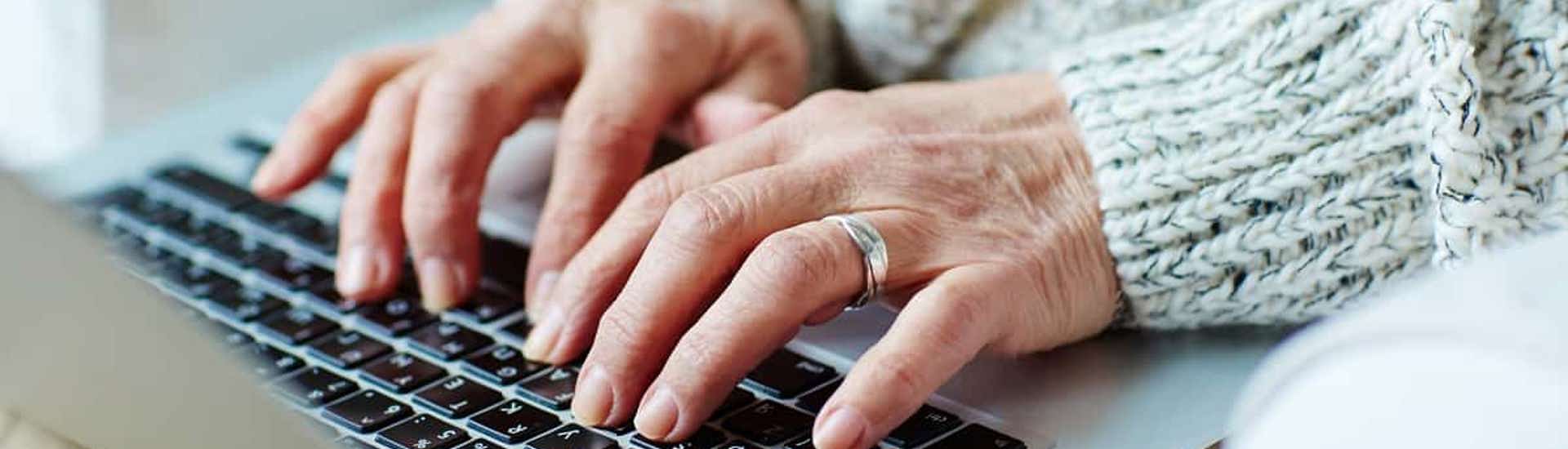 Vrouw aan computer: nalatenschap aan kleinkind doorgeven