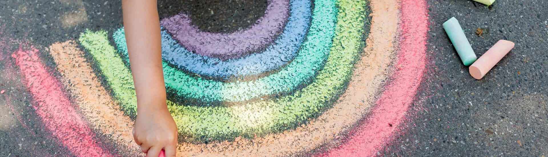 Krijttekening van een regenboog: Temse laat kinderen mee de openbare ruimte inrichten