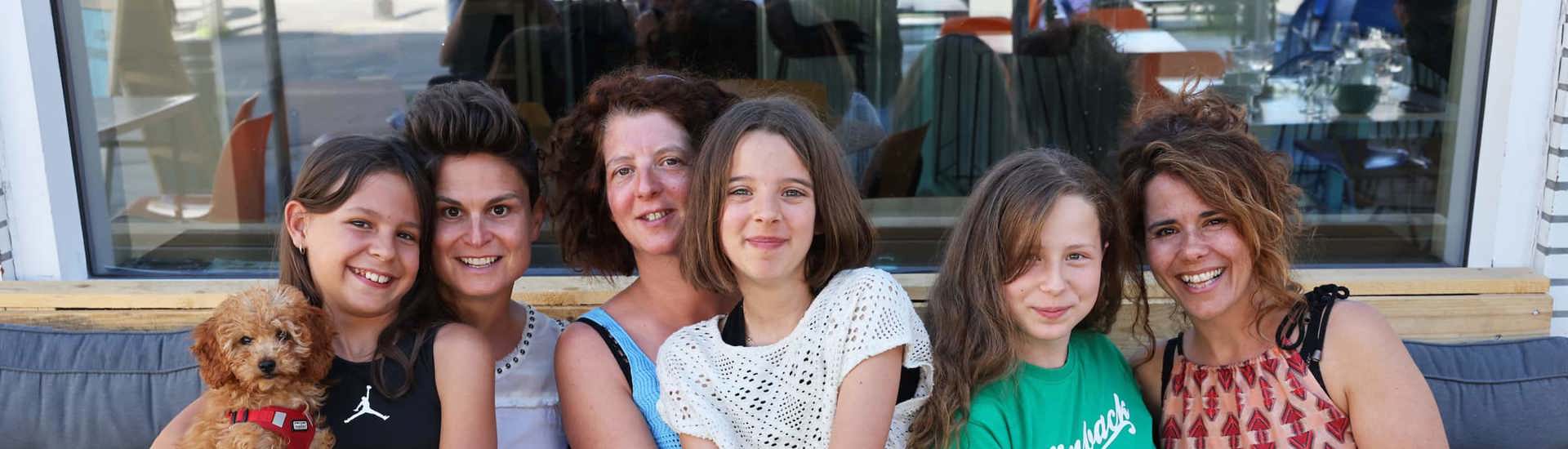 vriendinnen met hun mama's: Tieners en hun ouders over de overgang naar het middelbaar