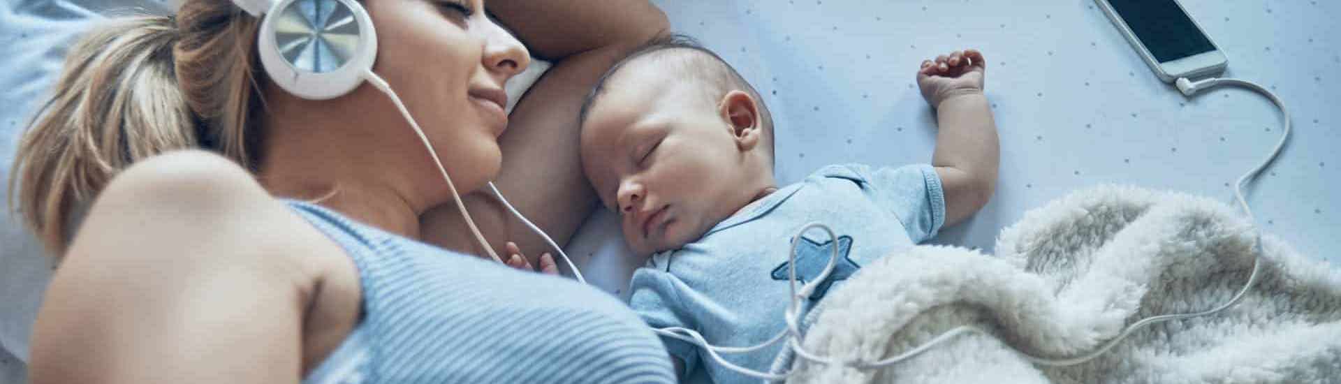 Prille mama luistert podcast met baby