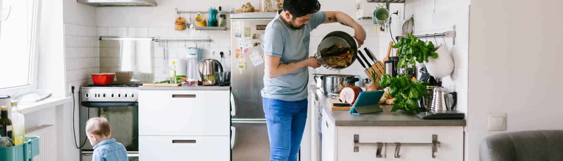 Papa kookt in de keuken: op zoek naar de energievreters in je huis