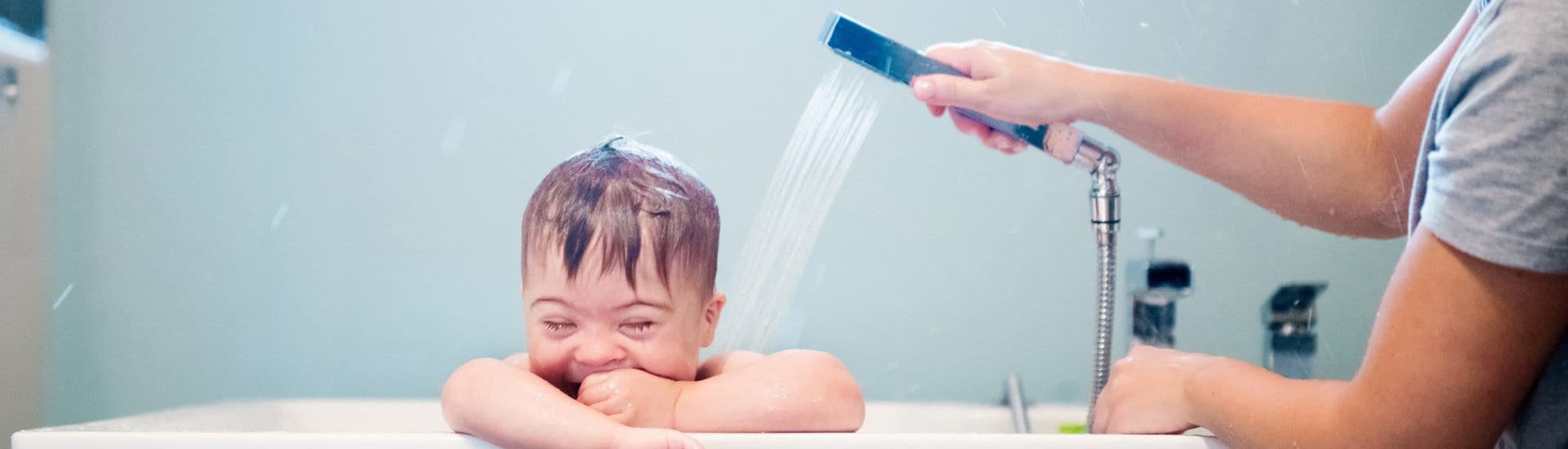 Kind neemt bad met douche: zo bespaar je warm water