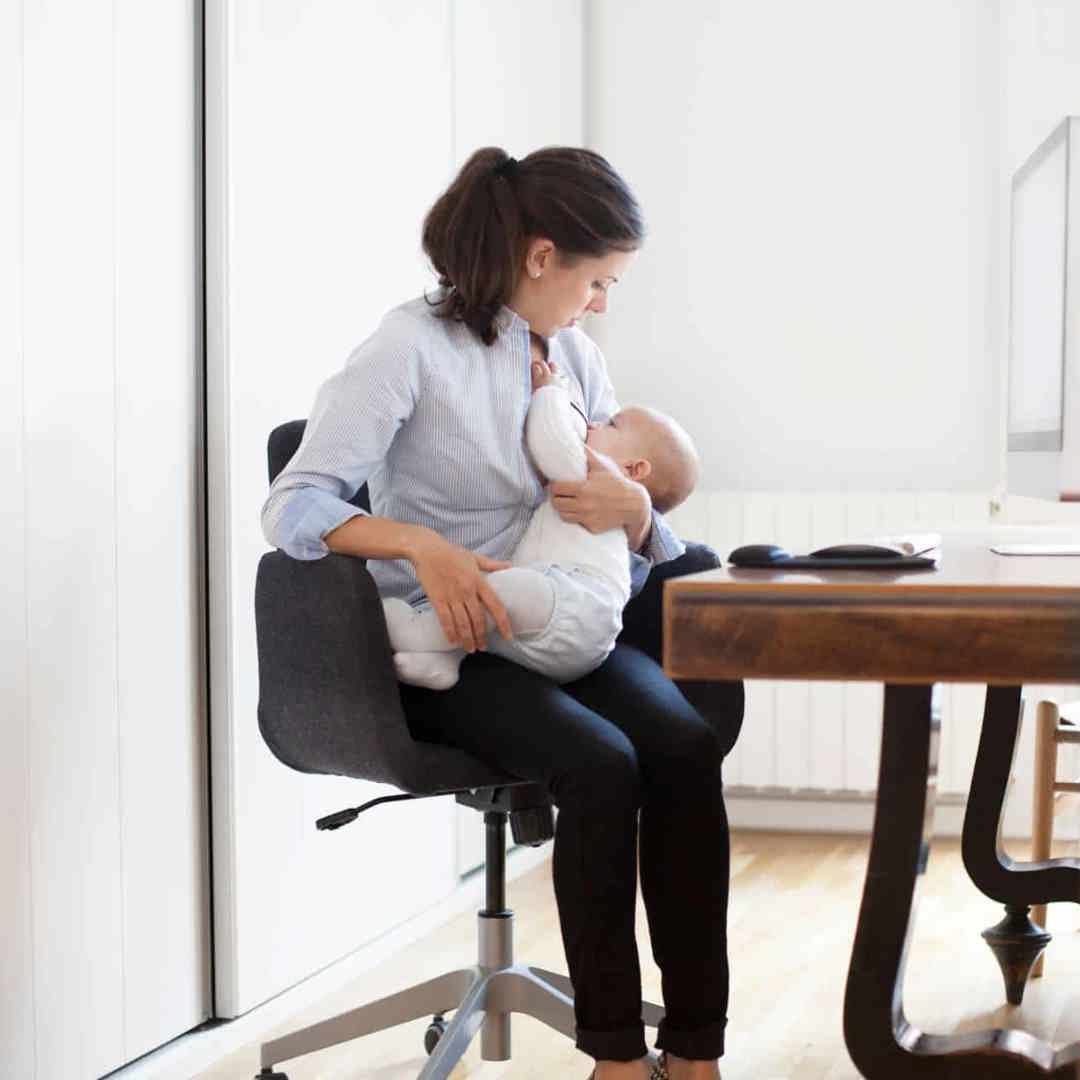 Vrouw geef borstvoeding tijdens het werk