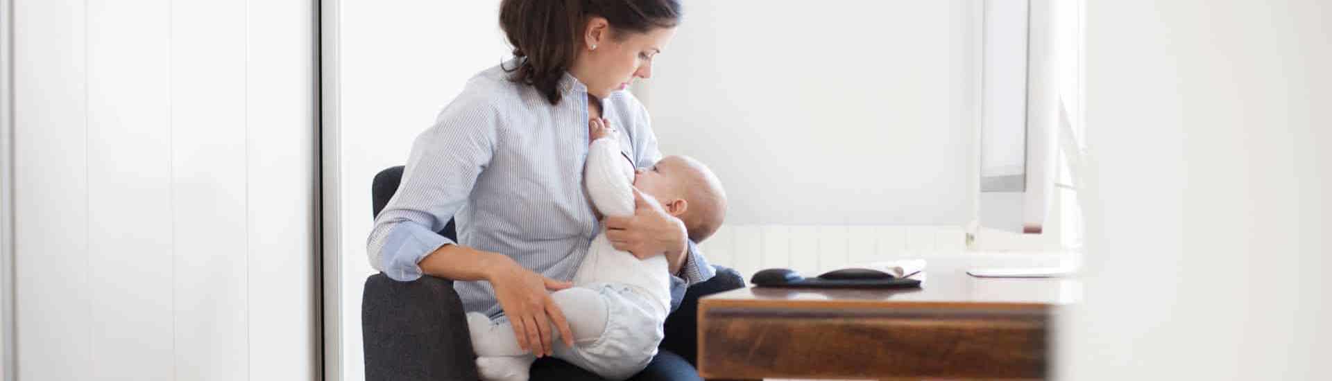 Vrouw geef borstvoeding tijdens het werk