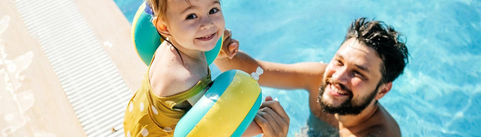 Kind met papa in zwembad: veilig in het water