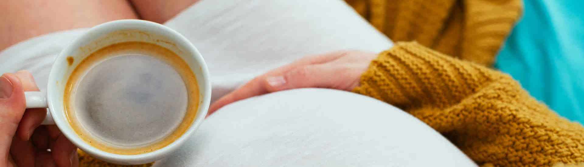 Zwangere vrouw met koffie: wat mag en wat mag niet?