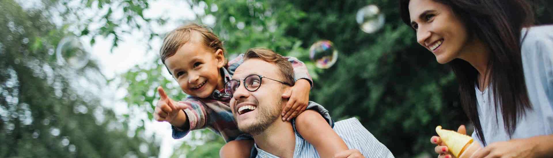 Zoontje zit op de schouders van papa