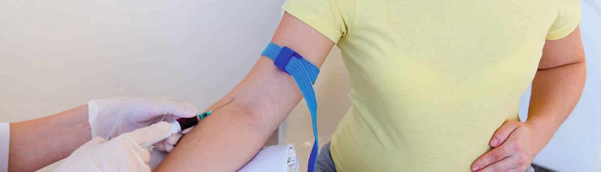 Zwangere vrouw krijgt vaccinatie tegen kinkhoest