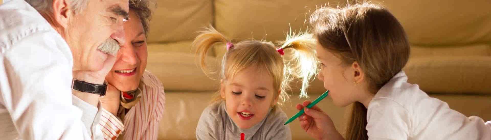 Grootouders en kleinkinderen kleuren op de grond: over opvoeden