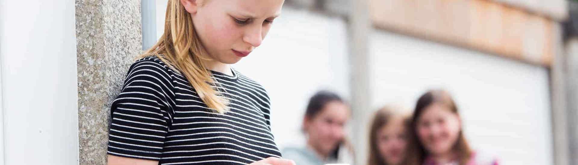 Meisje wordt gepest via cyberpesten