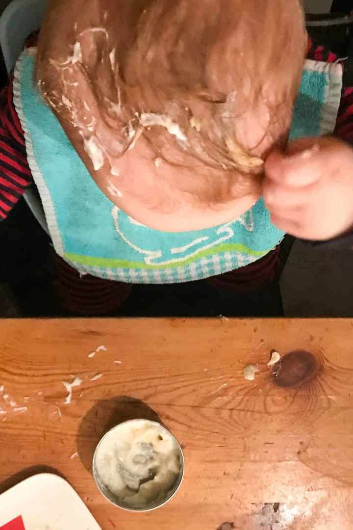 Kind speelt met eten in de haren