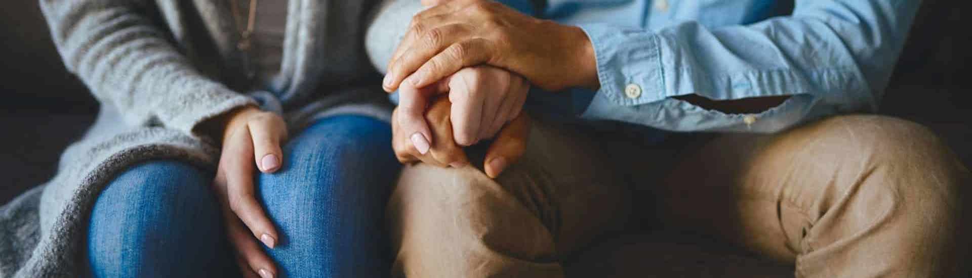 Koppel houdt handen vast: de koesterkoffer voor ouders van overleden kinderen 