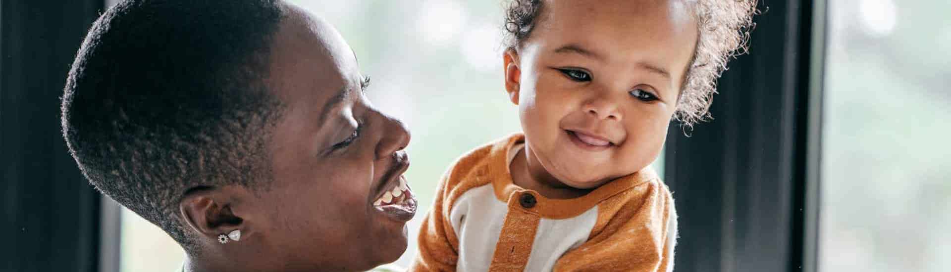 Mama zingt liedje voor baby