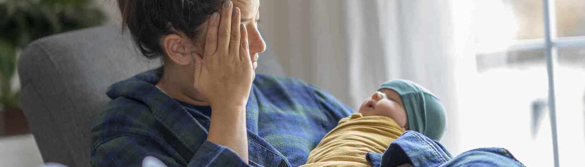 Mama met baby heeft babyblues: roze wolk gezocht