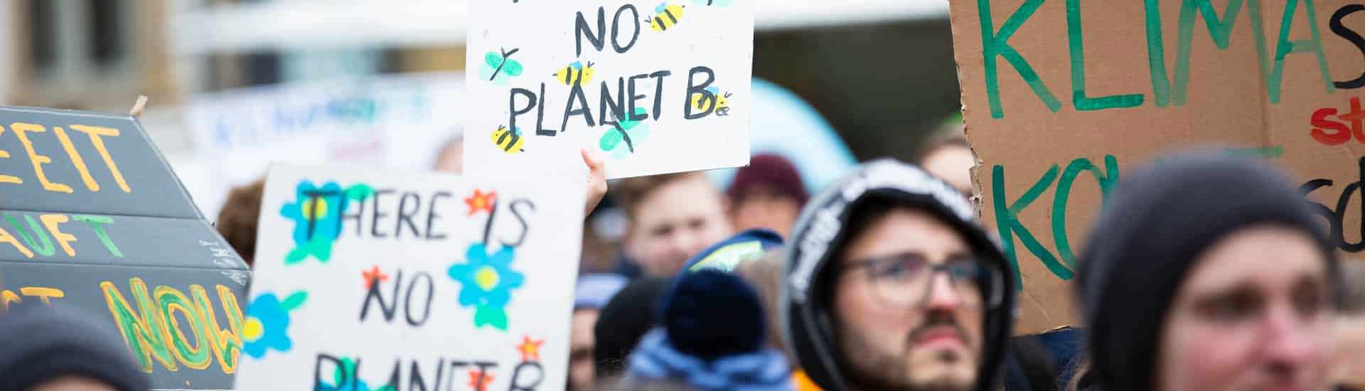 Mensen betogen voor het klimaat: makkelijke klimaattips voor het hele gezin
