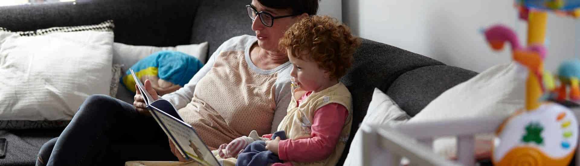 Mama en kind met boekje: voordelen van voorlezen