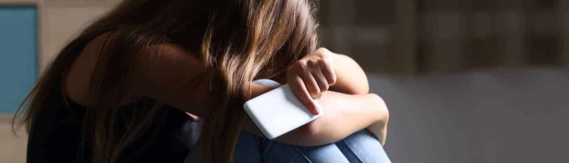Ineengedoken tiener is slachtoffer van cyberpesten: zo kan je jouw kind beschermen