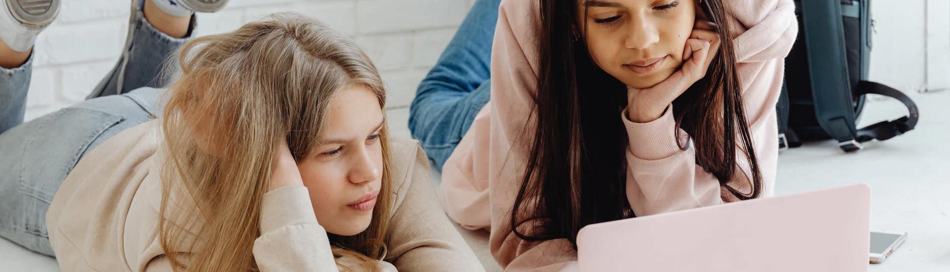 Tieners op laptop: Smartschool