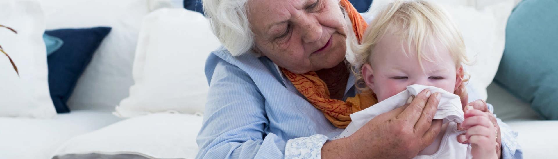 Oma met ziek kleinkind: Sociaal verlof opvang zieke kleinkinderen