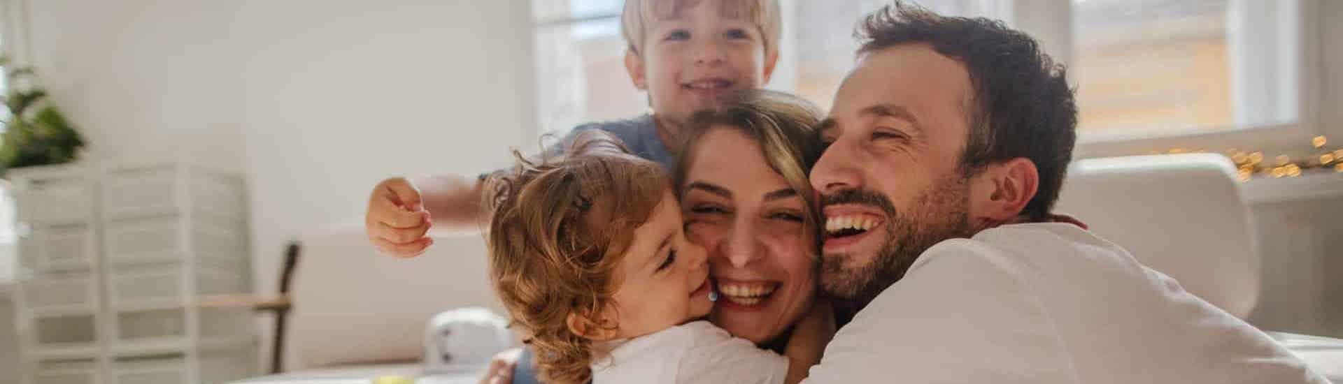 Familie geeft elkaar een grote knuffel