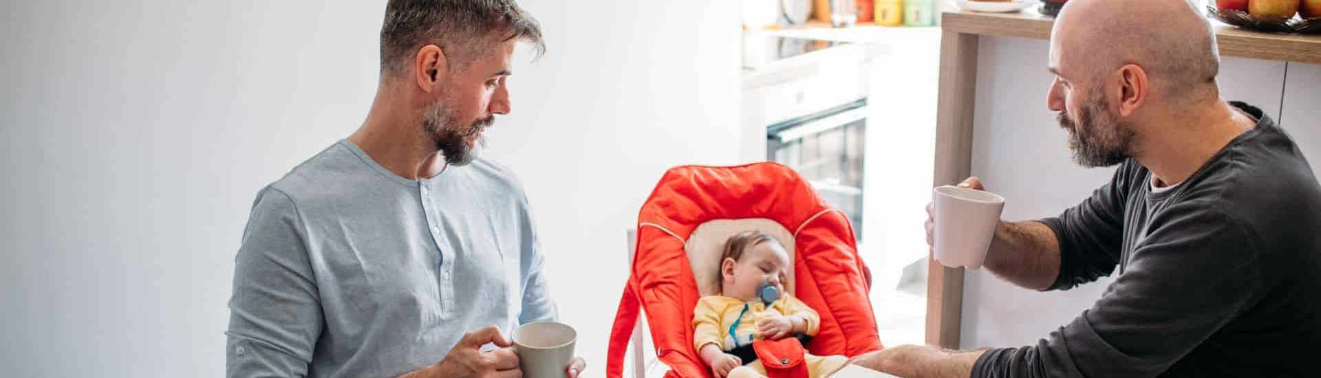 Koppel en slapende baby aan tafel: Nina Mouton over zelfzorg in relaties 