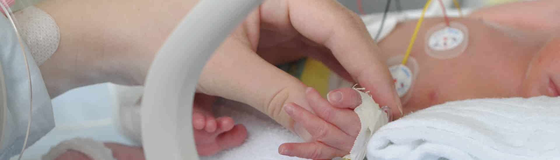Premature baby in couveuse