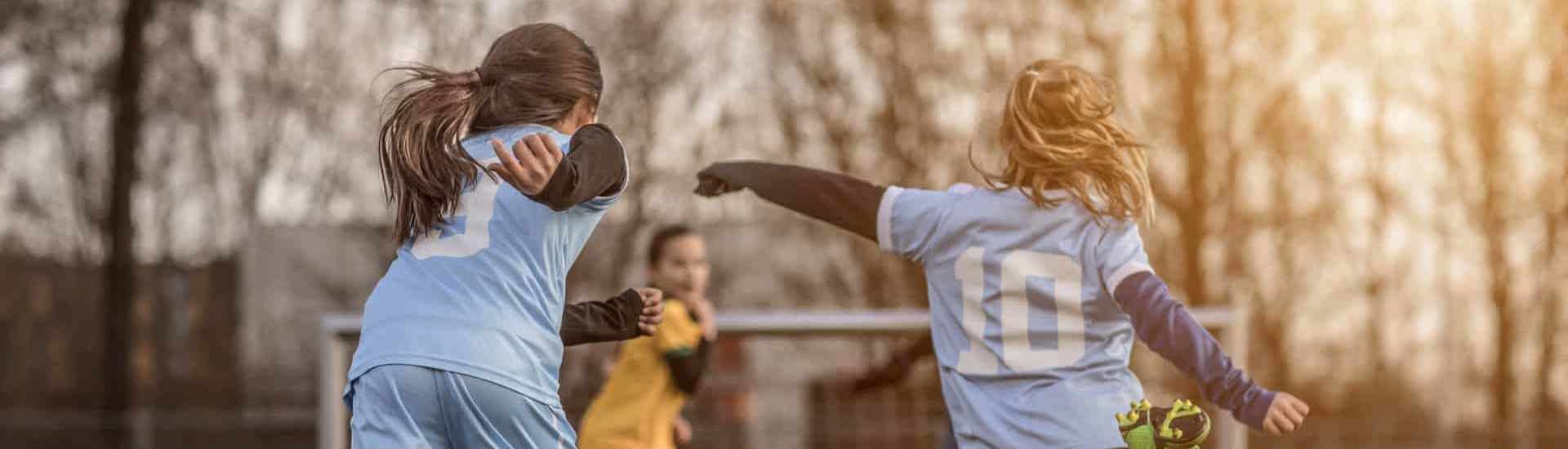 Kinderen spelen voetbal: zo kies je een hobby voor je kind