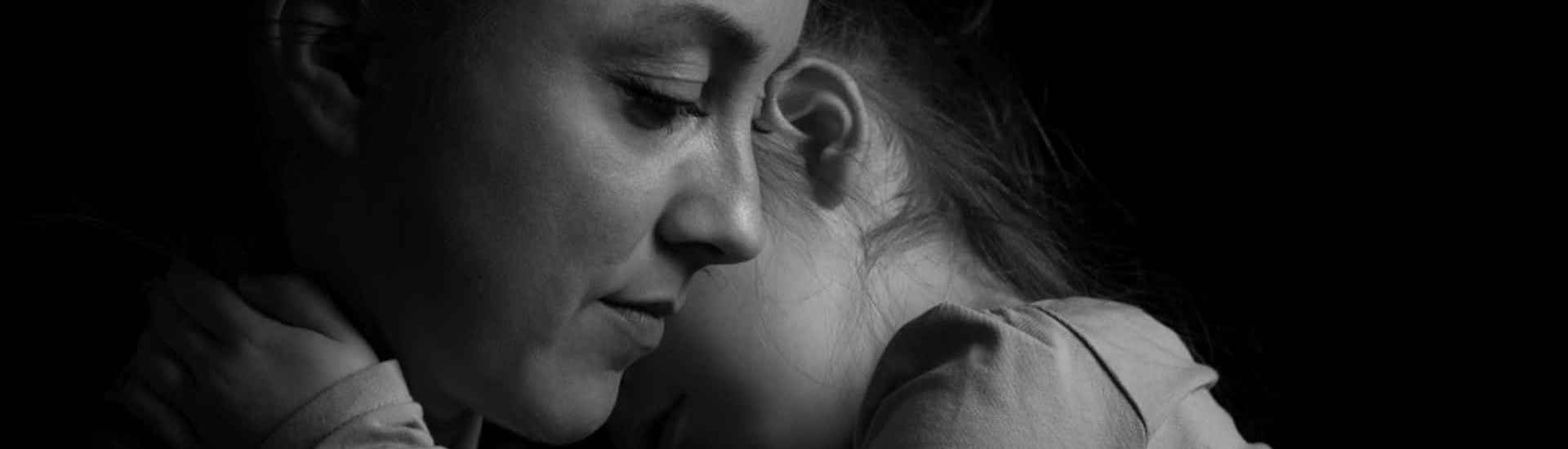 Mama met kind heeft zwangerschapsdepressie: de roze wolk is donkergrijs