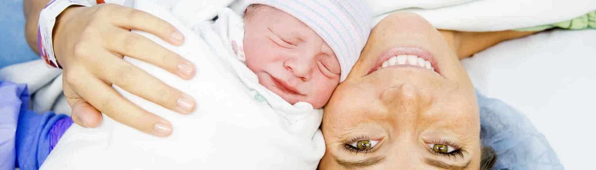 Mama met baby: wat niemand je vertelt over de momenten na de bevalling