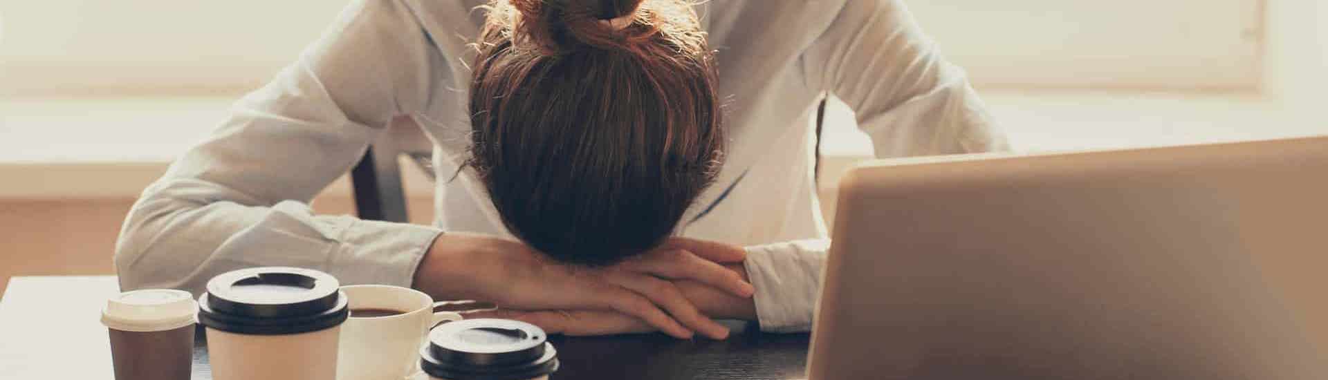 Mama met slaaptekort slaapt voor computer