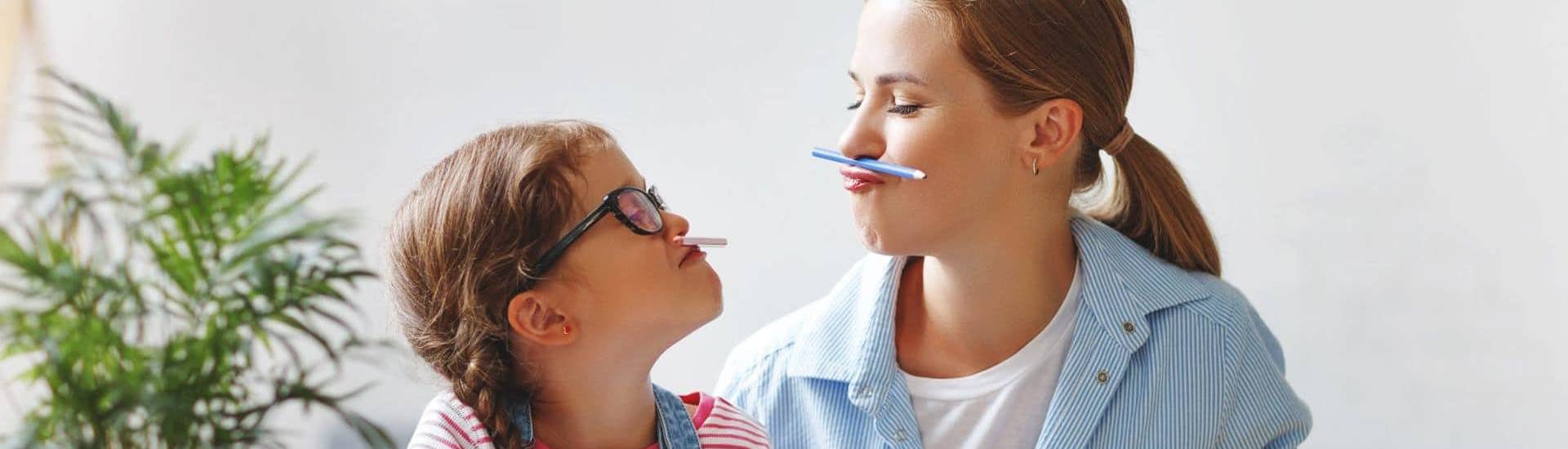 Mama en dochter spelen tijdens het studeren: tips tegen schoolstress