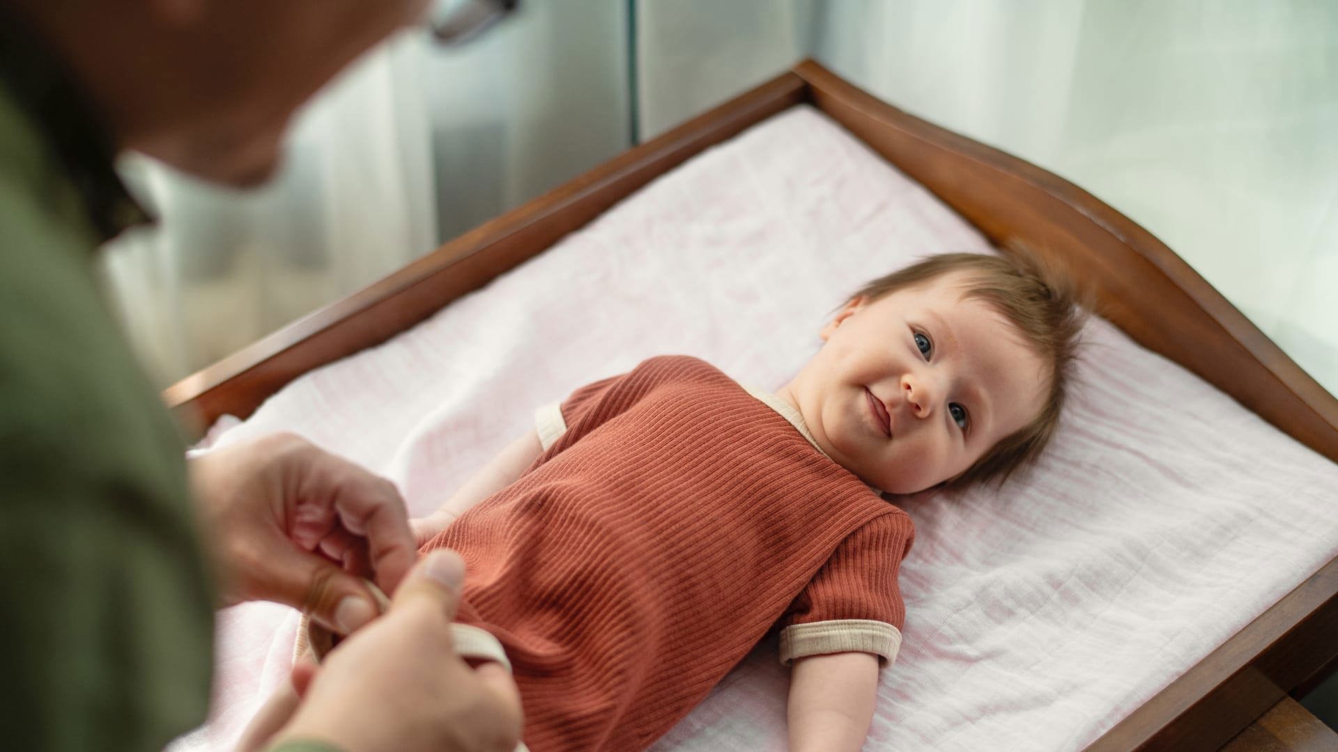 Baby op verschoningskussen: wat is de ideale kamertemperatuur?