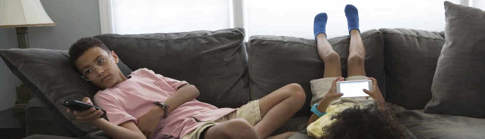 Kinderen liggen in zetel: Verveling bij kinderen verdrijven