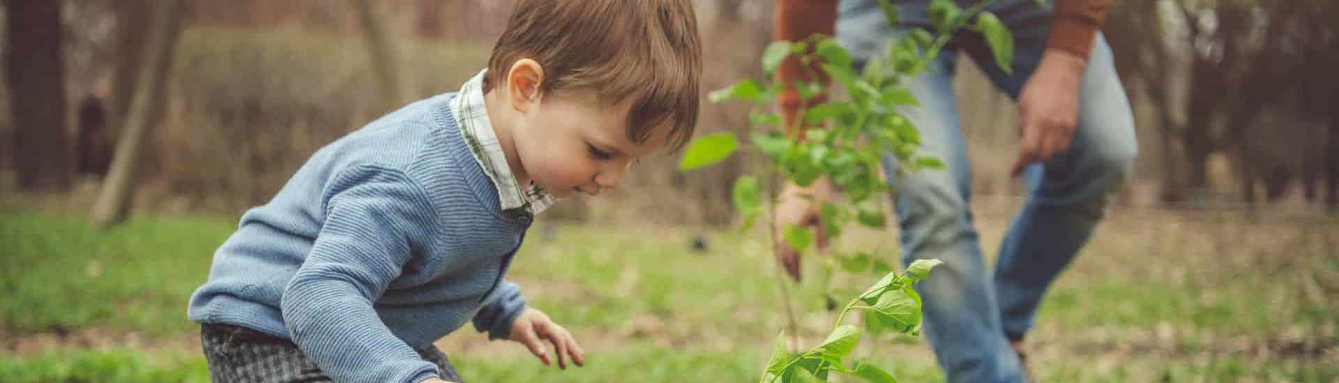 Kind werkt in de tuin: over het groeipaket