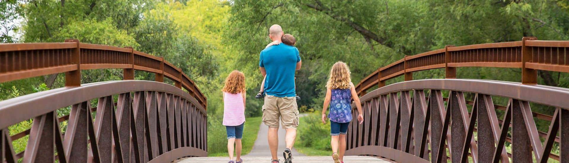 Alleenstaande ouder na scheiding wandelt met kinderen