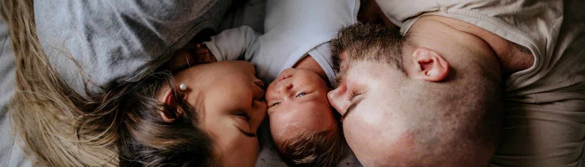 Jong koppel met baby: hoe je baby voeden 
