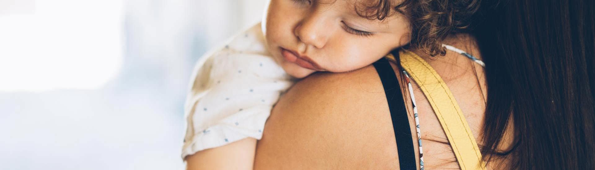 Moe kind bij mama: tips voor vermoeiende avondspits na school