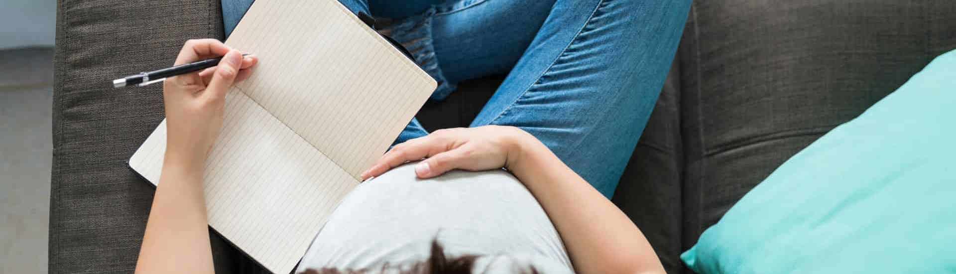 Zwangere vrouw maakt geboortechecklist