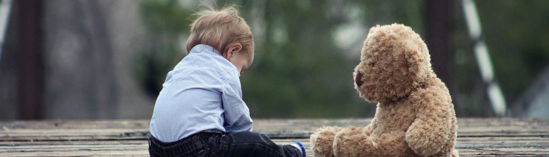Wees met knuffelbeer