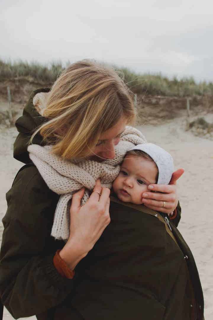 Baby Jutta in draagzak bij mama Annelies