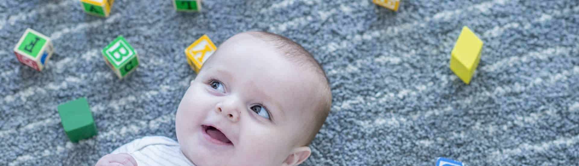 Baby ligt tussen blokken: over de kinderopvangtoeslag