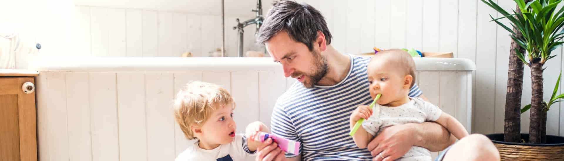 Papa poetst de tanden van zijn kindjes: tips