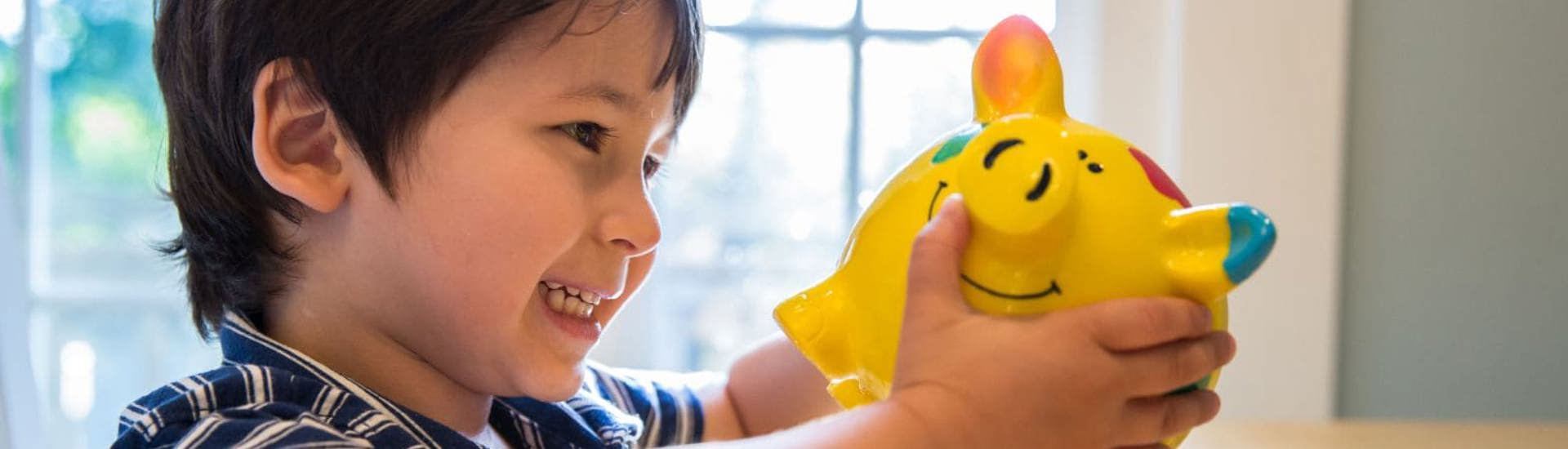 Kind met spaarvarken: leren omgaan met zakgeld