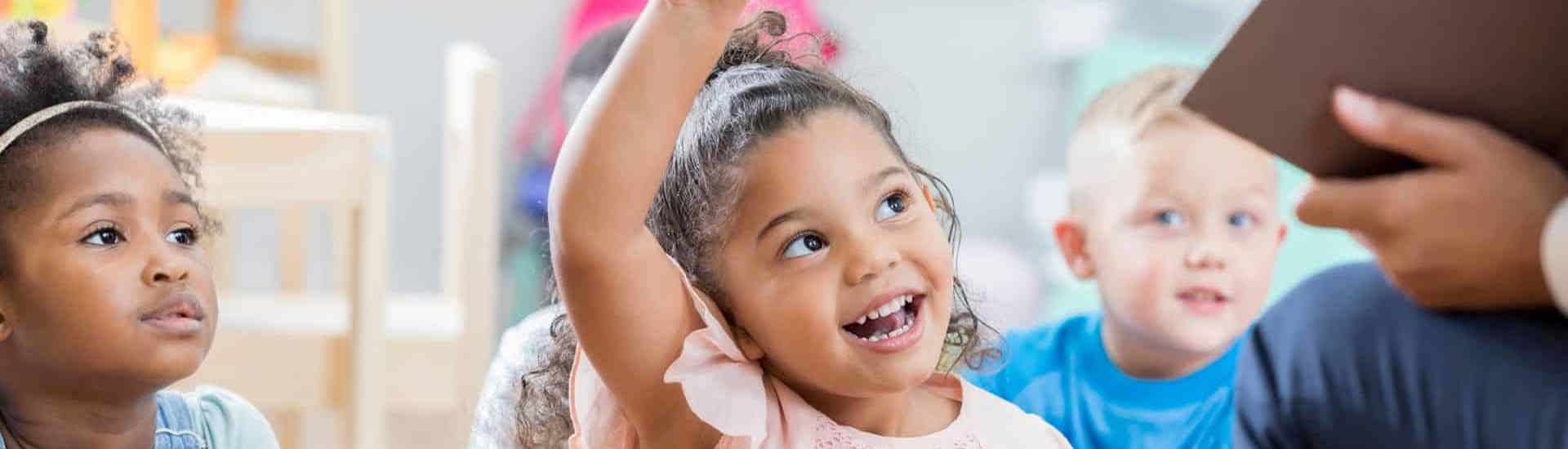 Kinderen luisteren naar voorleesverhaal
