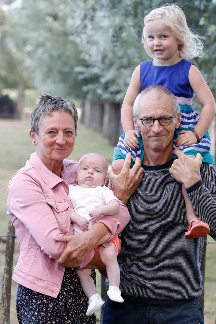 Oma Hilde met kleinkinderen en partner: over de sandwichgeneratie