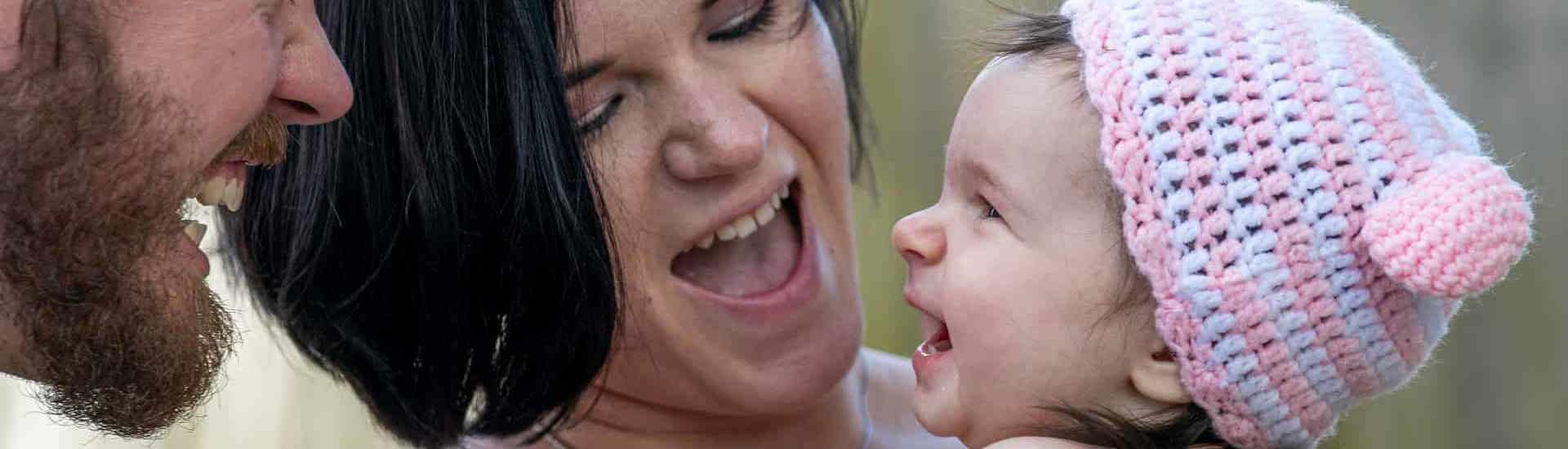 Ouders brabbelen met baby