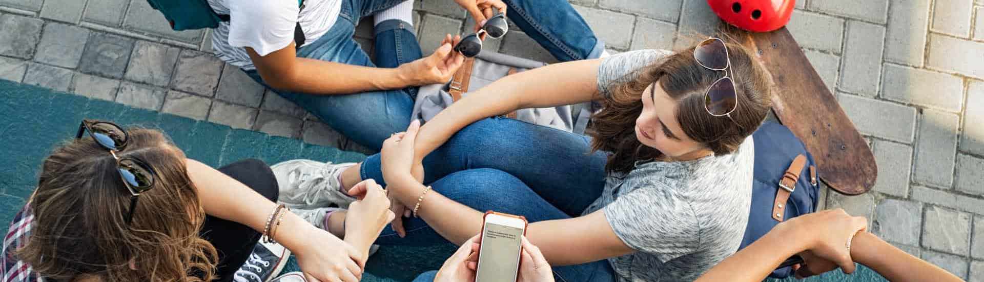Puber zitten samen op sociale media