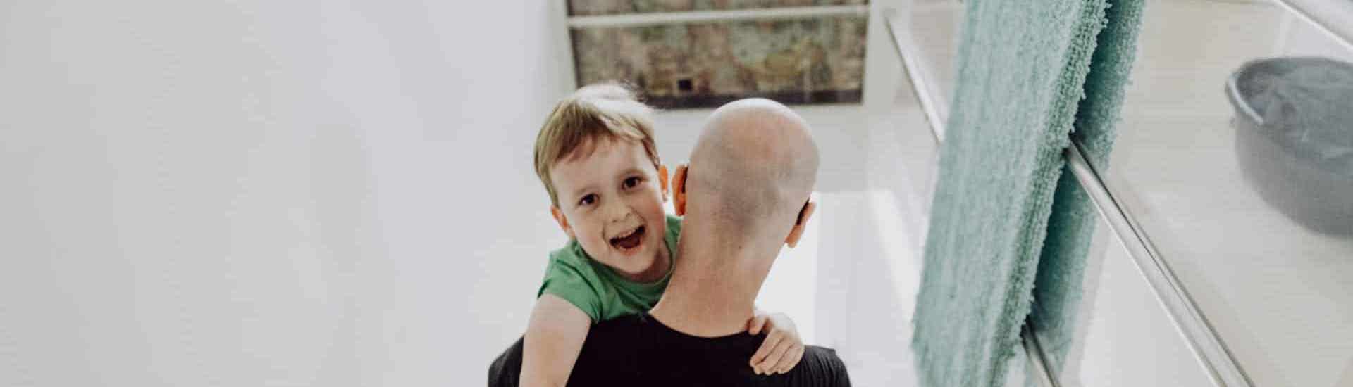 Ouder en kind op trap: over hoogsensitief ouderschap